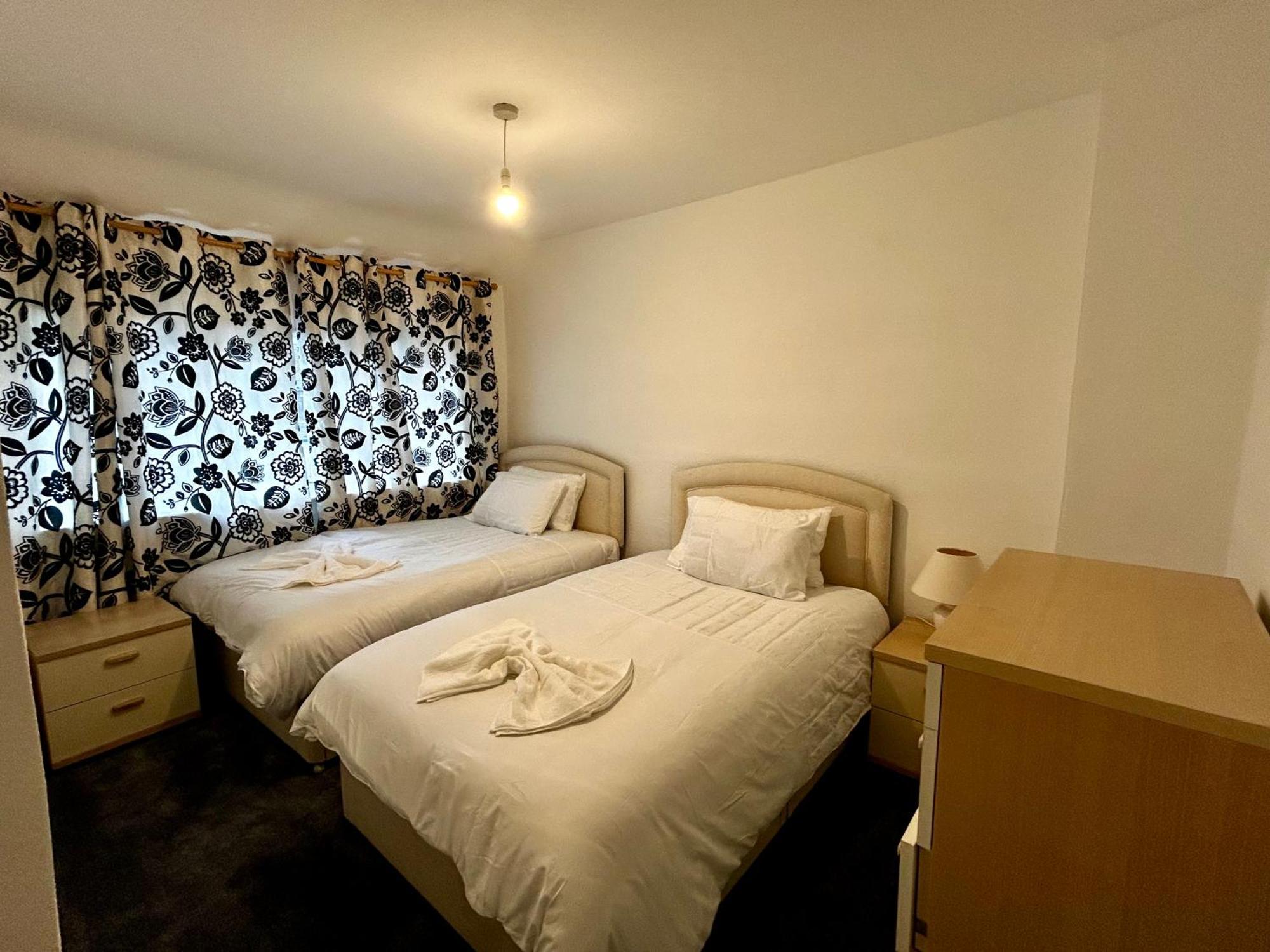 Family Home Near Cribbs Causeway And The Wave, Just 2 Minutes From Airbus And Rolls Royce Bristol Eksteriør billede